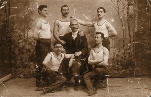 Louis Eyer (au centre) était un fervent de gymnastique. Photo: Archives Louis Kosta Eyer
